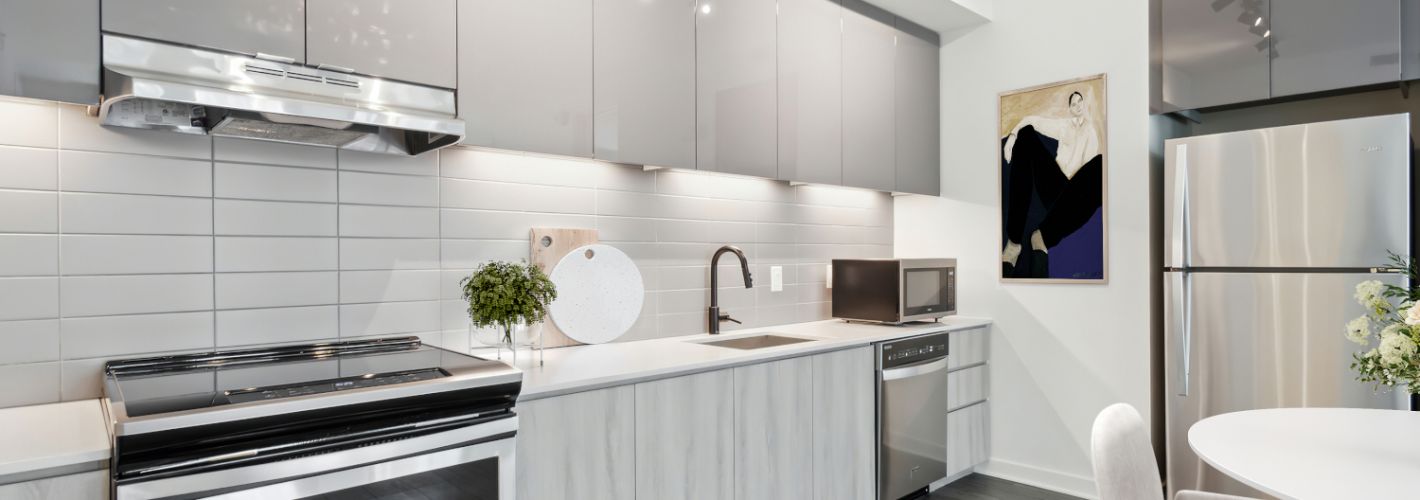 555 : Sleek cabinetry and countertops invite you to create your favorite meals