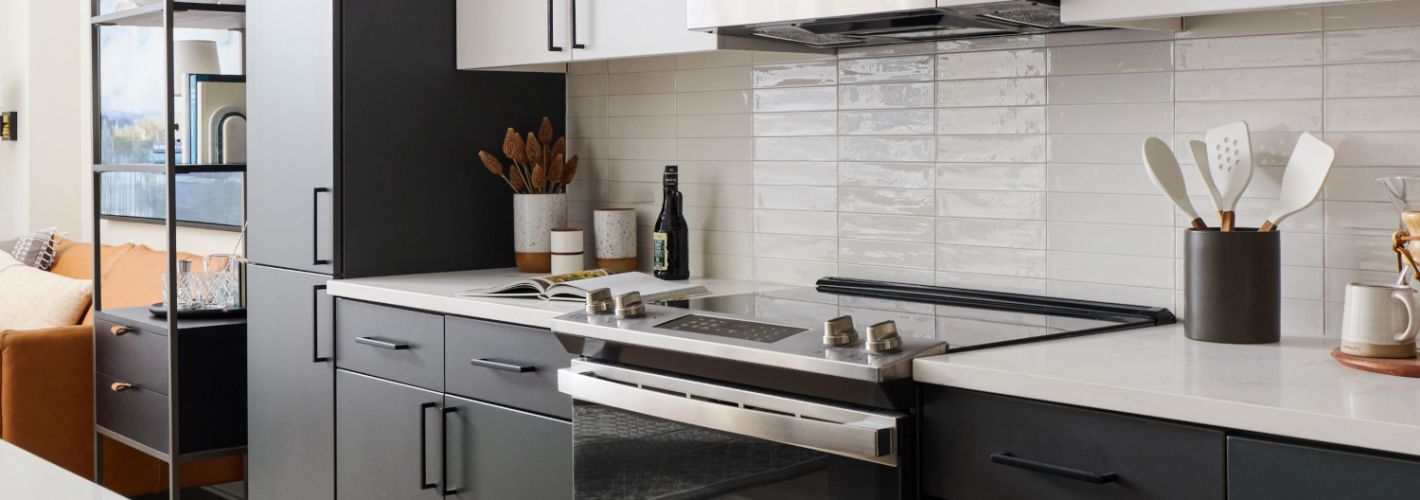 Oakville : Discover a home outfitted with energy efficient stainless steel appliances & quartz countertops.	