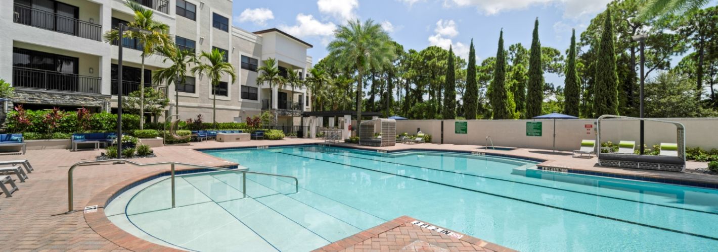 Central Gardens Grand : Pool deck with cabanas and lounge seating